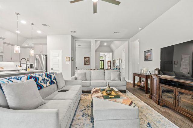 242 Crest Sights Drive, Montgomery, TX 77316