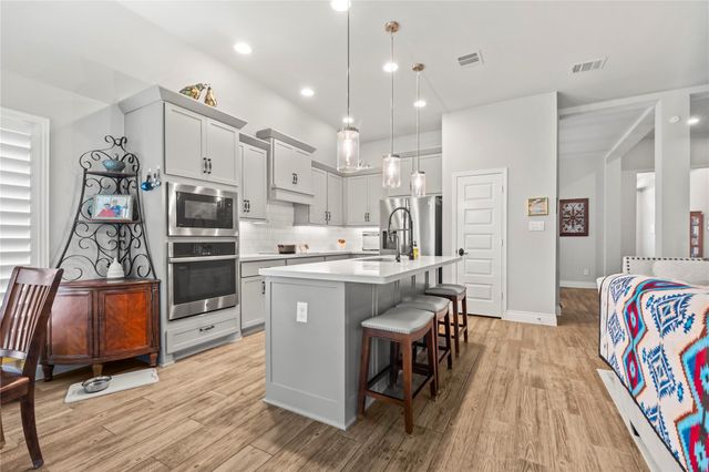 242 Crest Sights Drive, Montgomery, TX 77316