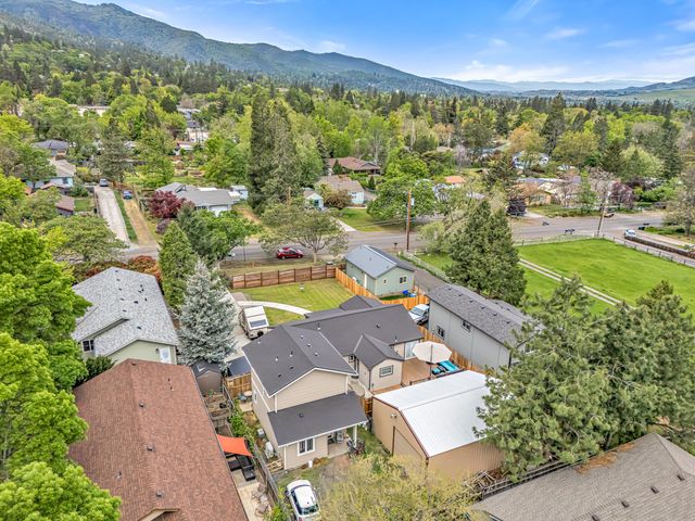 876 - 878 Clay Street, Ashland, OR 97520