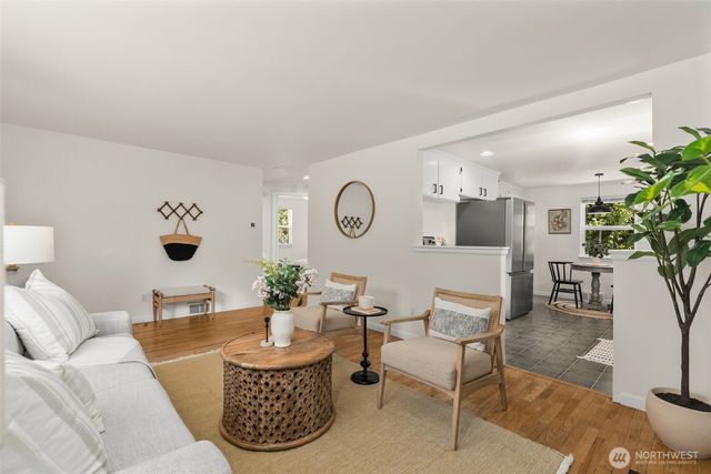 14032 Stone Avenue N, Seattle, WA 98133