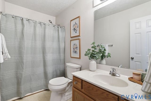 11641 Oak Rd, Chester, VA 23831