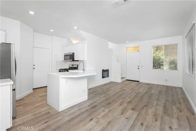 26939 Hillsborough Parkway 20, Valencia, CA 91354