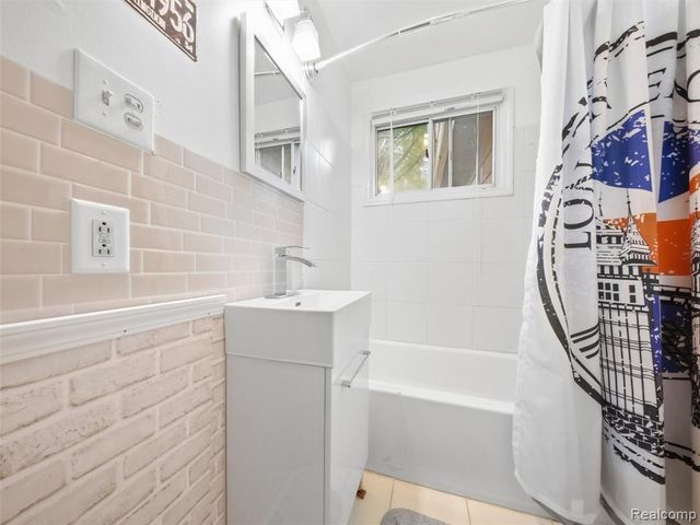 21184 Flanders Street, Farmington Hills, MI 48335