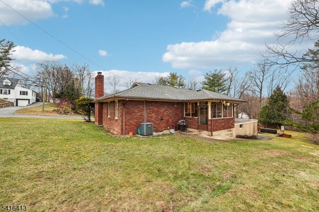 84 Squaw Brook Rd, North Haledon Boro, NJ 07508