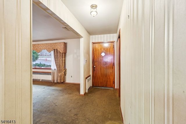 84 Squaw Brook Rd, North Haledon Boro, NJ 07508