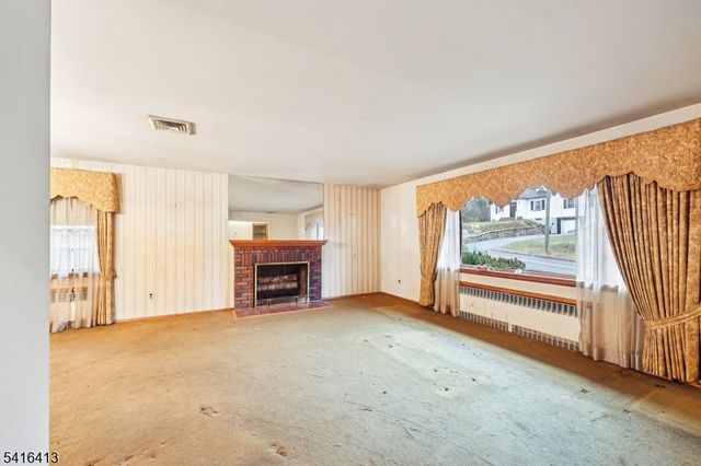 84 Squaw Brook Rd, North Haledon Boro, NJ 07508