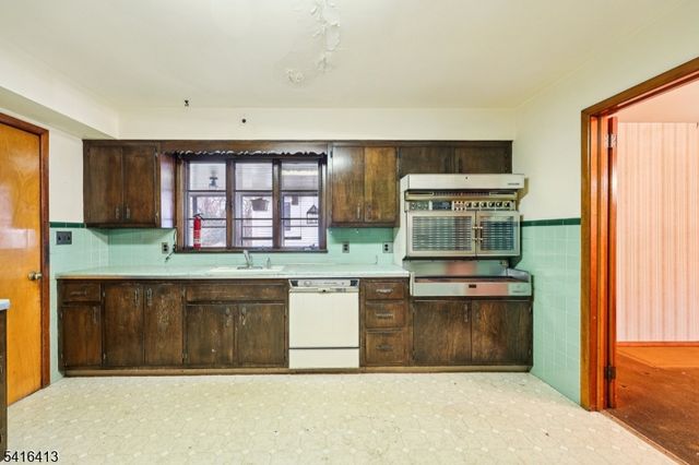 84 Squaw Brook Rd, North Haledon Boro, NJ 07508