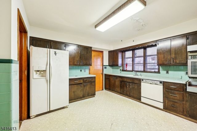 84 Squaw Brook Rd, North Haledon Boro, NJ 07508