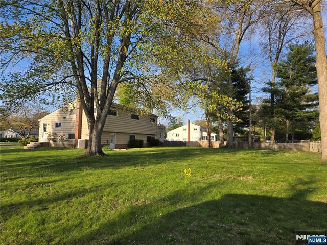 11 White Birch Avenue, Pequannock Township, NJ 07444