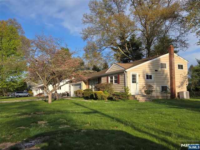 11 White Birch Avenue, Pequannock Township, NJ 07444