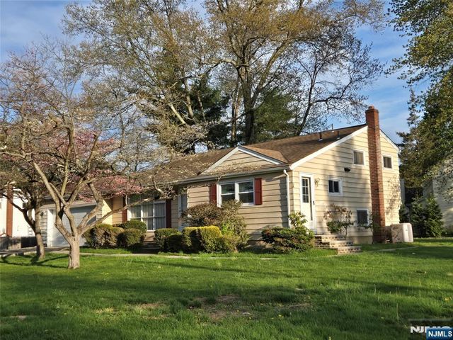11 White Birch Avenue, Pequannock Township, NJ 07444