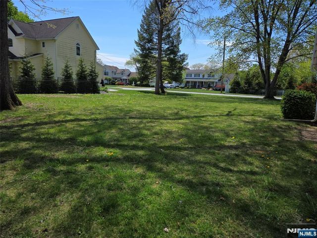 11 White Birch Avenue, Pequannock Township, NJ 07444