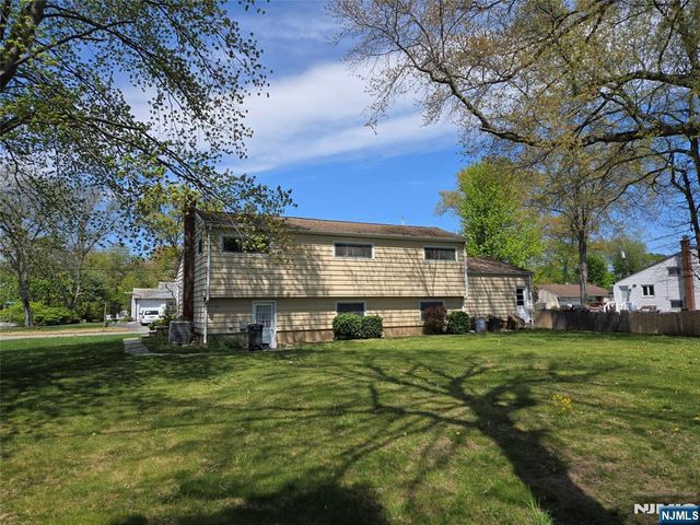 11 White Birch Avenue, Pequannock Township, NJ 07444