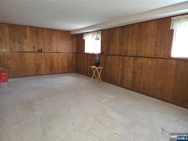 11 White Birch Avenue, Pequannock Township, NJ 07444