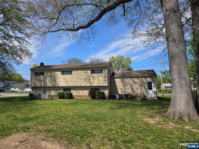 11 White Birch Avenue, Pequannock Township, NJ 07444