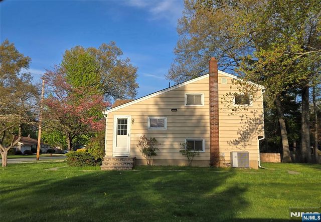 11 White Birch Avenue, Pequannock Township, NJ 07444