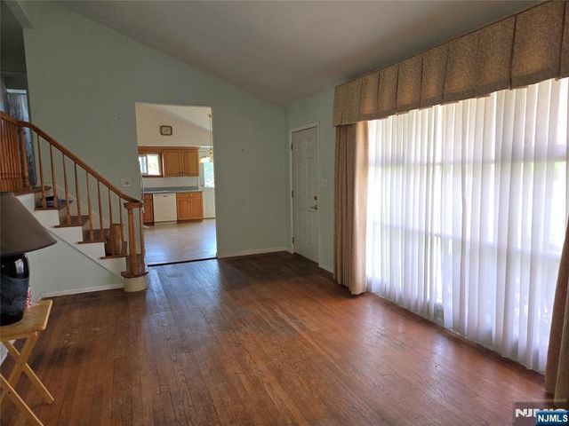 11 White Birch Avenue, Pequannock Township, NJ 07444