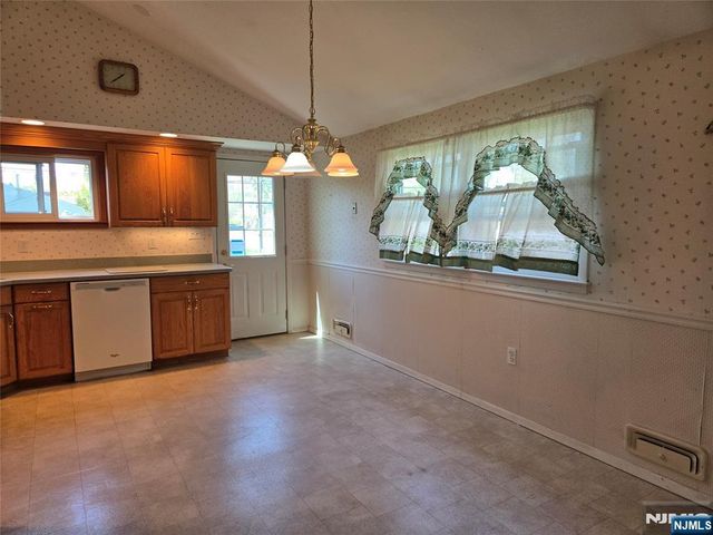 11 White Birch Avenue, Pequannock Township, NJ 07444