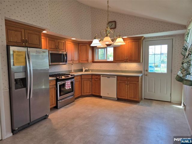 11 White Birch Avenue, Pequannock Township, NJ 07444