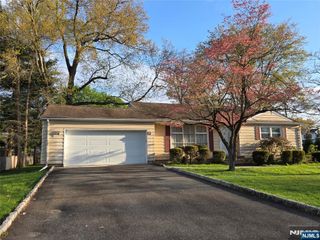 11 White Birch Avenue, Pequannock Township, NJ 07444