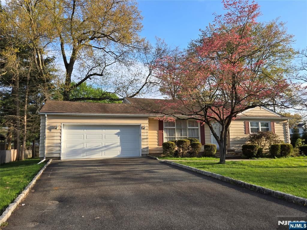 11 White Birch Avenue, Pequannock Township, NJ 07444