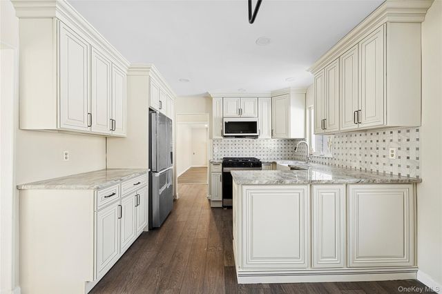 17 Montclair Street, Port Jefferson Station, NY 11776