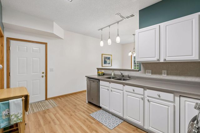 6889 Folkestone Road 711, Apple Valley, MN 55124