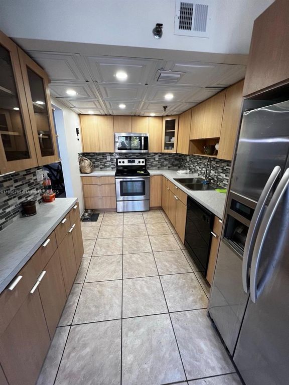 17890 W Dixie Hwy 421 Hwy 421, North Miami Beach, FL 33160
