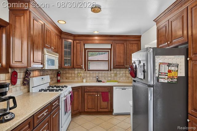 2565 Norwood Road, Trenton, MI 48183