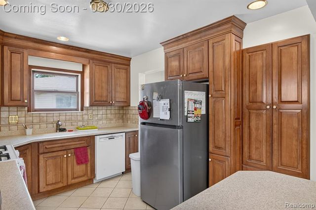 2565 Norwood Road, Trenton, MI 48183