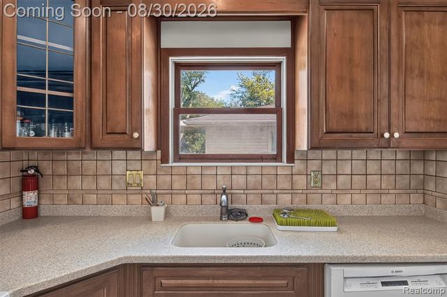 2565 Norwood Road, Trenton, MI 48183