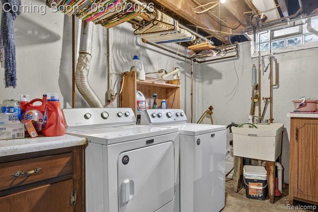 2565 Norwood Road, Trenton, MI 48183