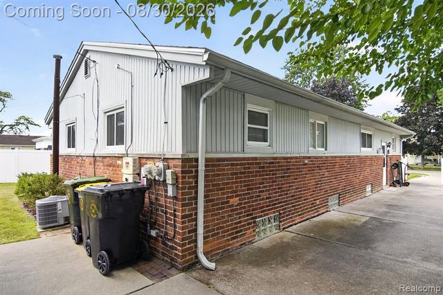 2565 Norwood Road, Trenton, MI 48183
