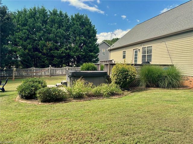 6715 Hockett Country Lane, Pleasant Garden, NC 27313