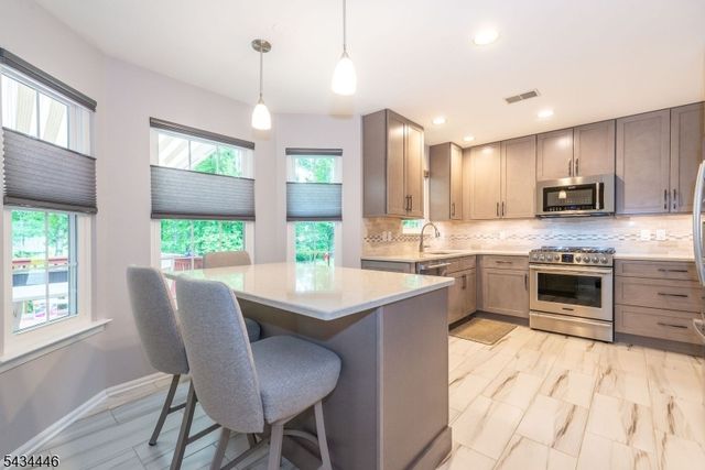 11 Burnham Dr, Pequannock Twp., NJ 07444