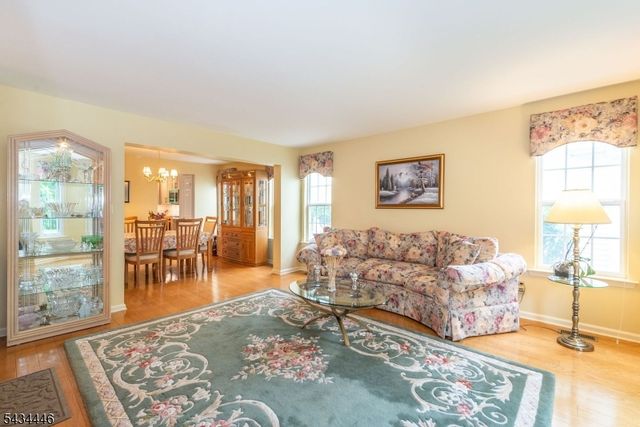 11 Burnham Dr, Pequannock Twp., NJ 07444