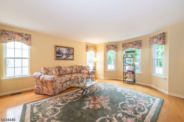 11 Burnham Dr, Pequannock Twp., NJ 07444