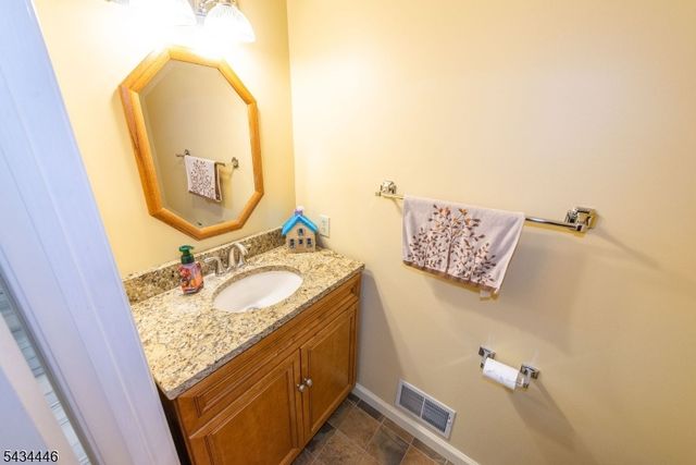 11 Burnham Dr, Pequannock Twp., NJ 07444