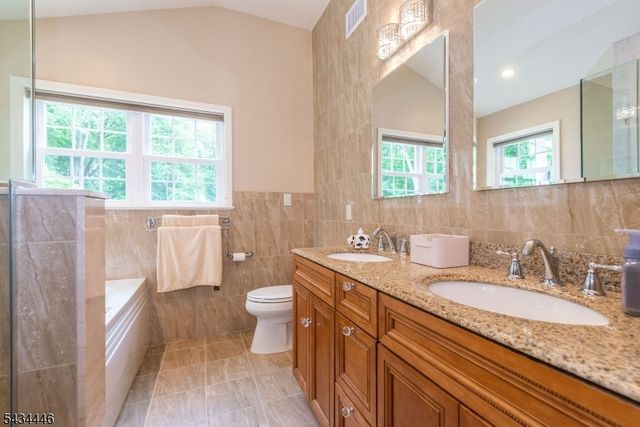 11 Burnham Dr, Pequannock Twp., NJ 07444