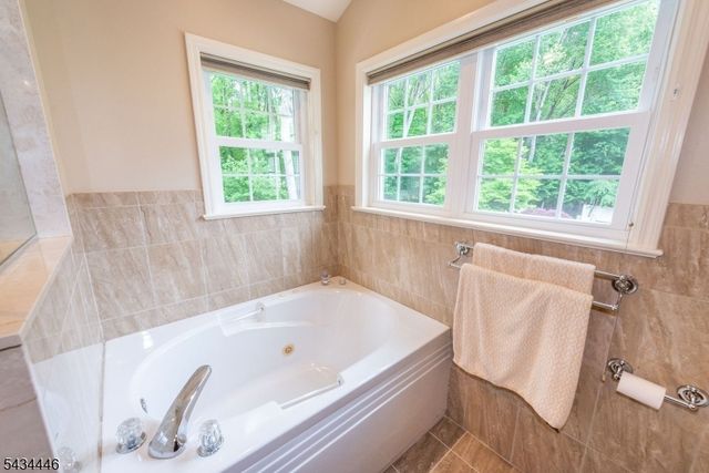 11 Burnham Dr, Pequannock Twp., NJ 07444