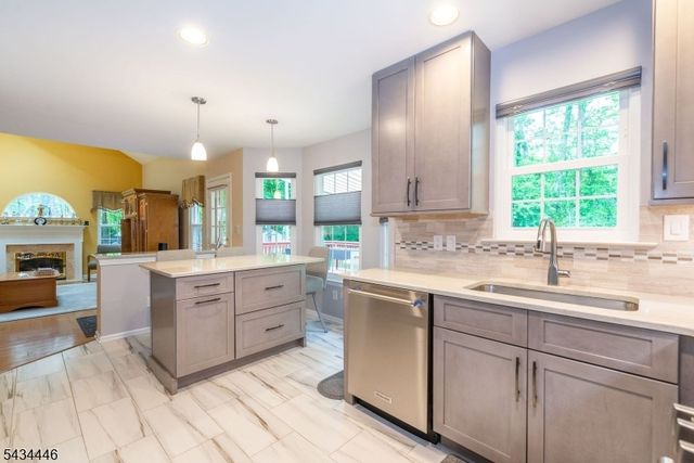 11 Burnham Dr, Pequannock Twp., NJ 07444