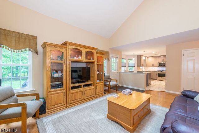 11 Burnham Dr, Pequannock Twp., NJ 07444