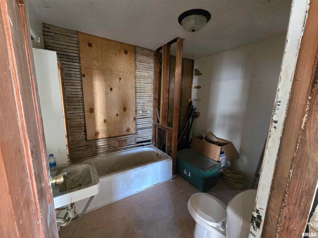 106 E JACKSON Street, Abingdon, IL 61410