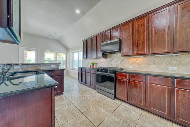 9515 Taylor Lane, Mont Belvieu, TX 77523