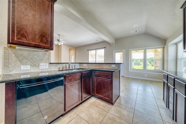 9515 Taylor Lane, Mont Belvieu, TX 77523