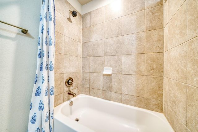 9515 Taylor Lane, Mont Belvieu, TX 77523