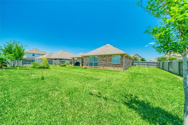 9515 Taylor Lane, Mont Belvieu, TX 77523