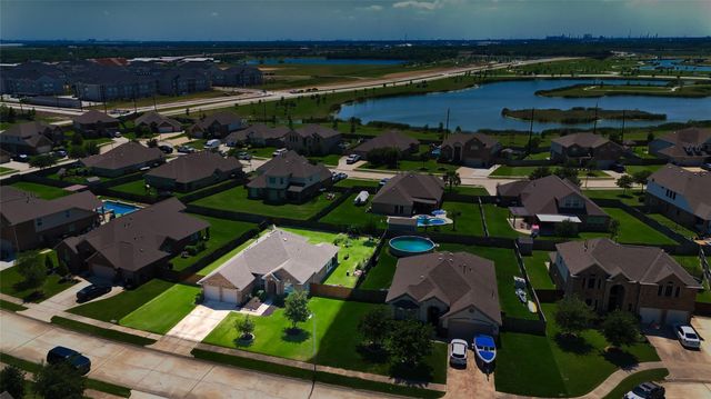 9515 Taylor Lane, Mont Belvieu, TX 77523