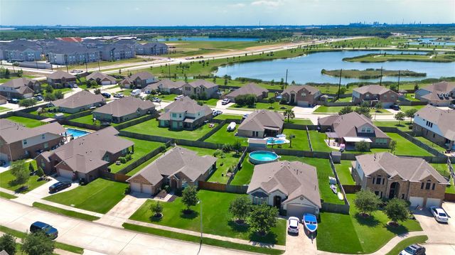 9515 Taylor Lane, Mont Belvieu, TX 77523