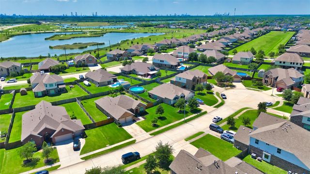 9515 Taylor Lane, Mont Belvieu, TX 77523